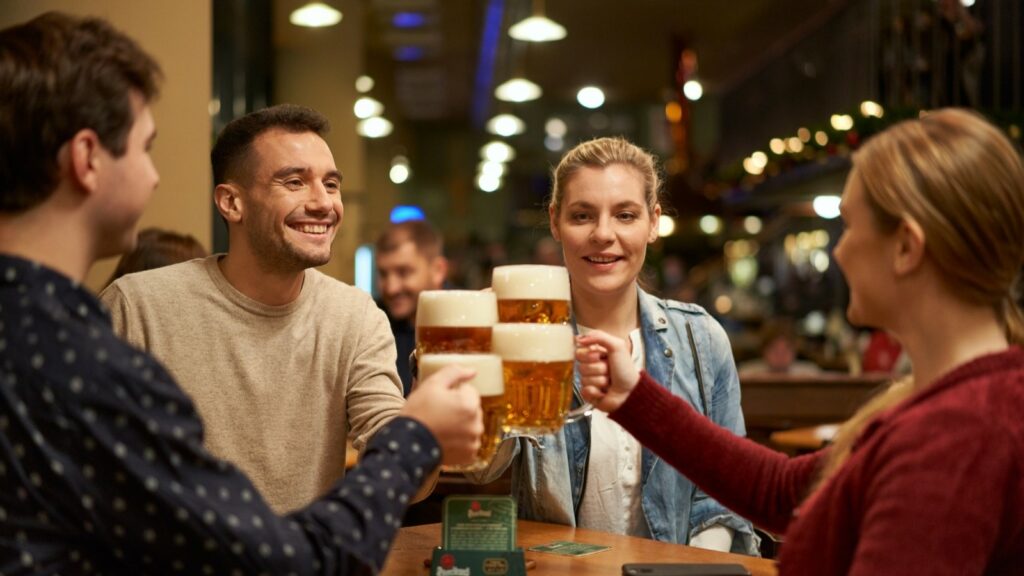 Většina návštěvníků jde dnes do restaurace za zábavou, příjemným zážitkem a k pití alkoholu přistupuje zodpovědněji než dříve. Ilustrační foto: Plzeňský Prazdroj