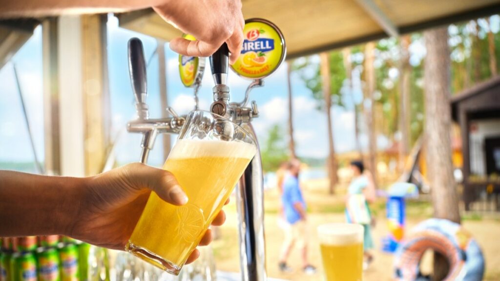 Každý třetí rodič považuje nealkoholické pivo za limonádu, není tedy divu, že svým dětem pivo pravidelně dopřává. Ilustrační foto: Plzeňský Prazdroj
