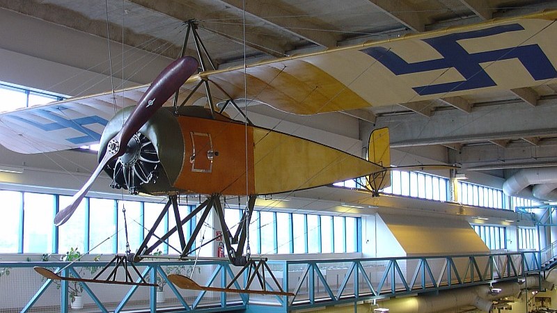 Replika prvního letadla Thulin Typ D finského letectva s modrou svastikou na křídle na v muzeu v Tikkakoski. Zdroj: Volné dílo, https://commons.wikimedia.org/w/index.php?curid=1077699