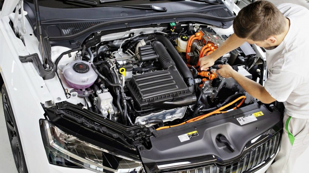 Konec spalovacích motorů v Evropě bude zřejmě odsunut v nějaké formě k roku 2040, zejména v naději zachování pracovních míst v autoprůmyslu. Ilustrační foto: Škoda Auto