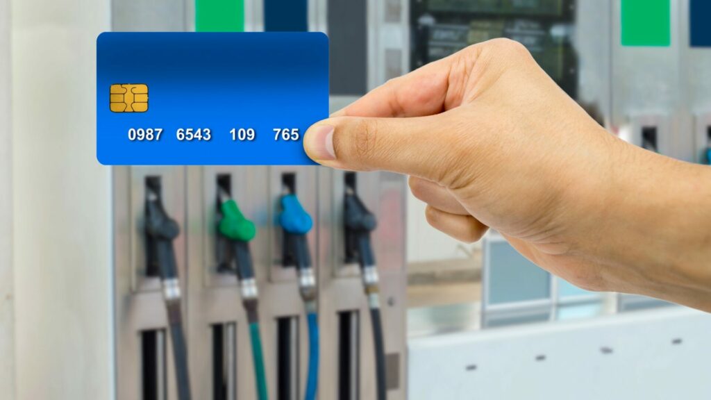 Na co si dát pozor u tankovacích karet? Některé malým firmám a živnostníkům každý litr paliva paradoxně prodraží – nově až o 5 korun. Ilustrační foto: Depositphotos.com
