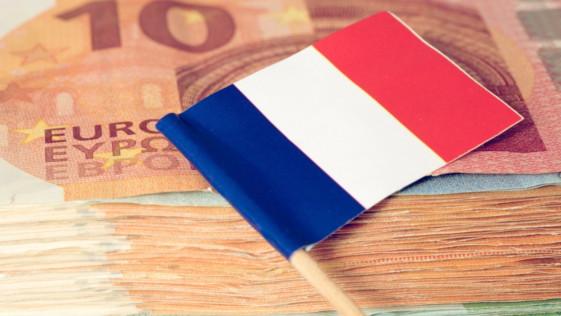 Francie na tom nikdy nebyla tak prachbídně. Její dluhy zaplatí občané zemí platících eurem prostřednictvím znatelně rychlejší ztráty kupní síly svých mezd a úspor. Ilustrační foto: Depositphotos.com