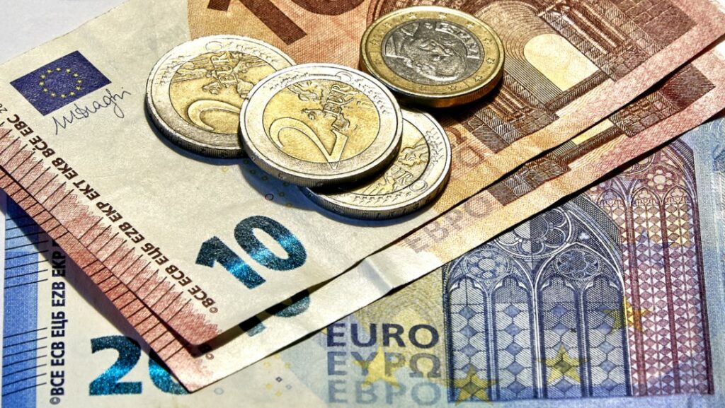 I přes citelný pokles zůstává cena povolenky stále zhruba 80 procent nad údajným stropem ve výši 45 eur. Investoři stále nevěří, že povolenky se za cenu kolem 45 eur budou skutečně prodávat. Ilustrační foto: Depositphotos.com