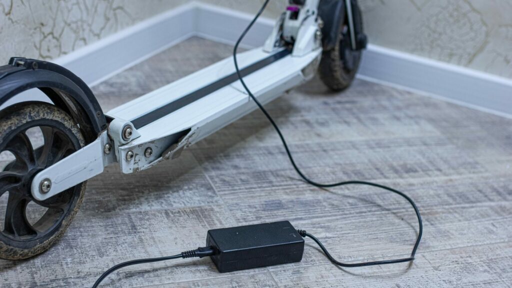 Kvůli požární bezpečnosti se nedoporučuje nabíjet elektrokoloběžky a další podobná zařízení bez dozoru. Ilustrační foto: Depositphotos.com