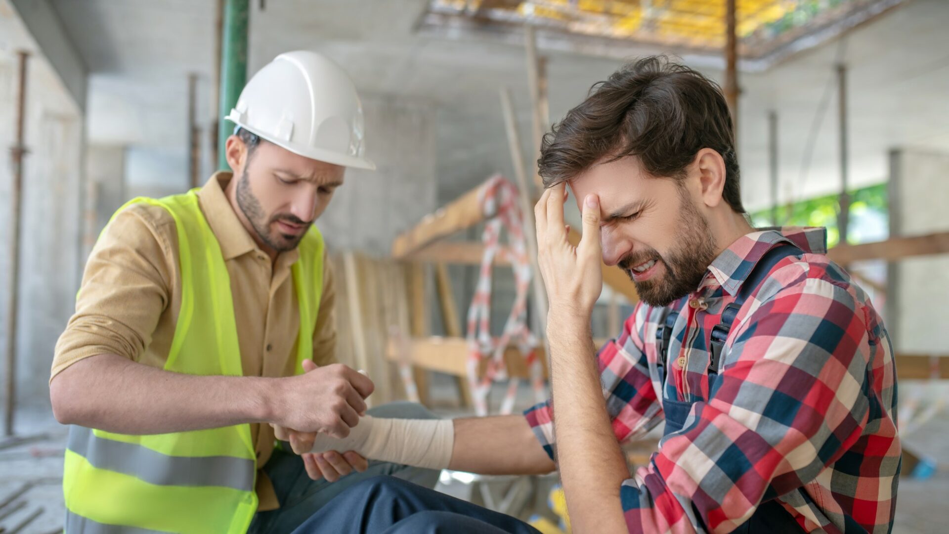Do konce roku platí pro pracovní úrazy dosavadní pravidla a papírové formuláře zůstávají v oběhu. Ilustrační foto: Depositphotos.com