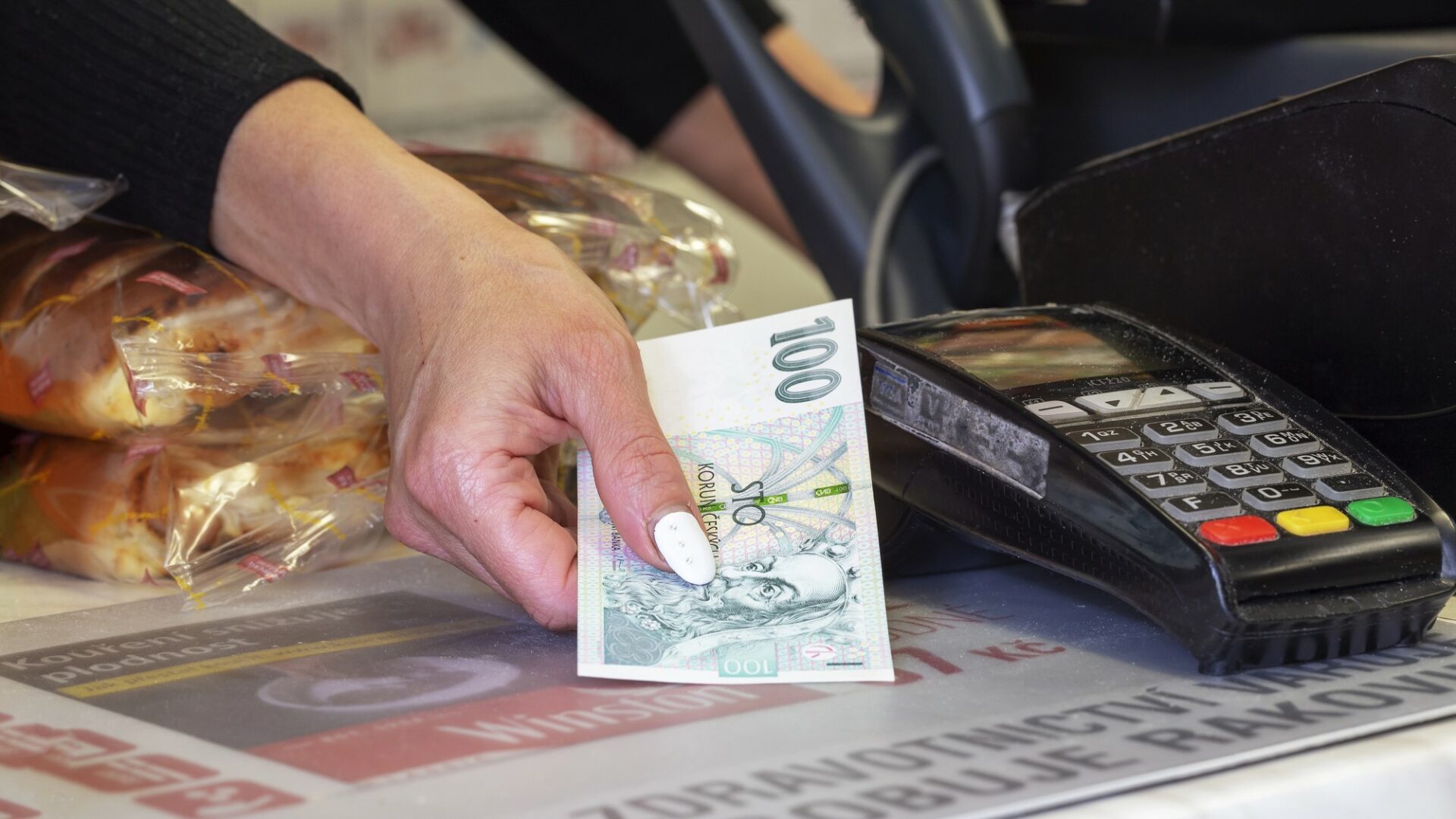 V září v Česku spadly ceny potravin, energií, služeb i zboží, avšak koruna zůstává poměrně silná. Ilustrační foto: Depositphotos.com