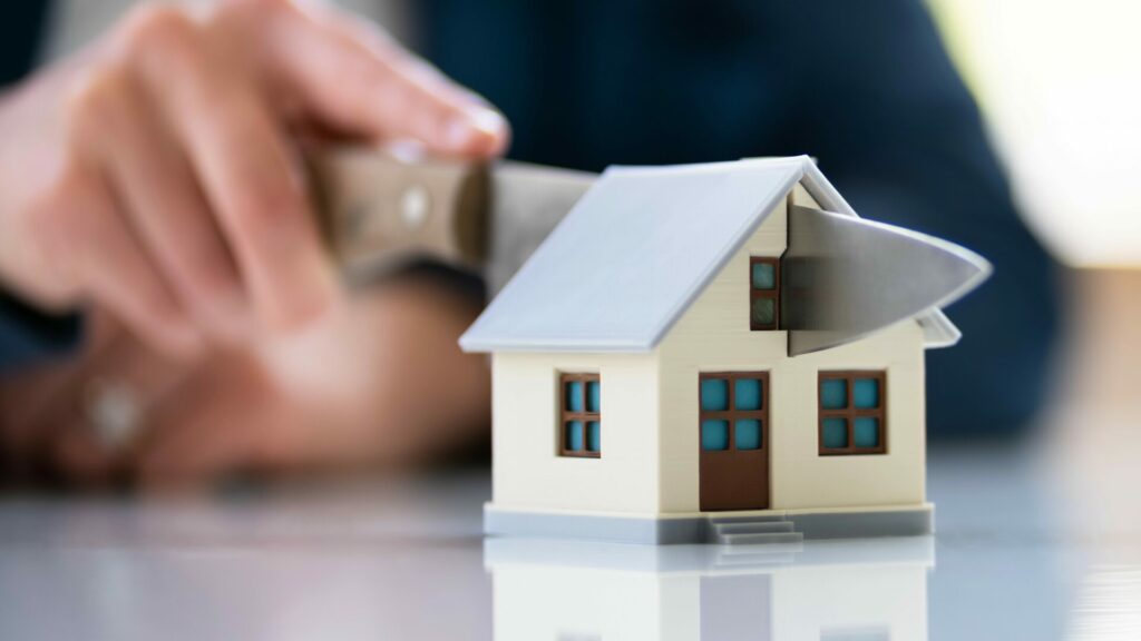 Vlastnictví nemovitosti je zpravidla důvodem k radosti, ale společný majetek s dalšími spoluvlastníky se nezřídka může proměnit v černou můru. Ilustrační foto: Depositphotos.com