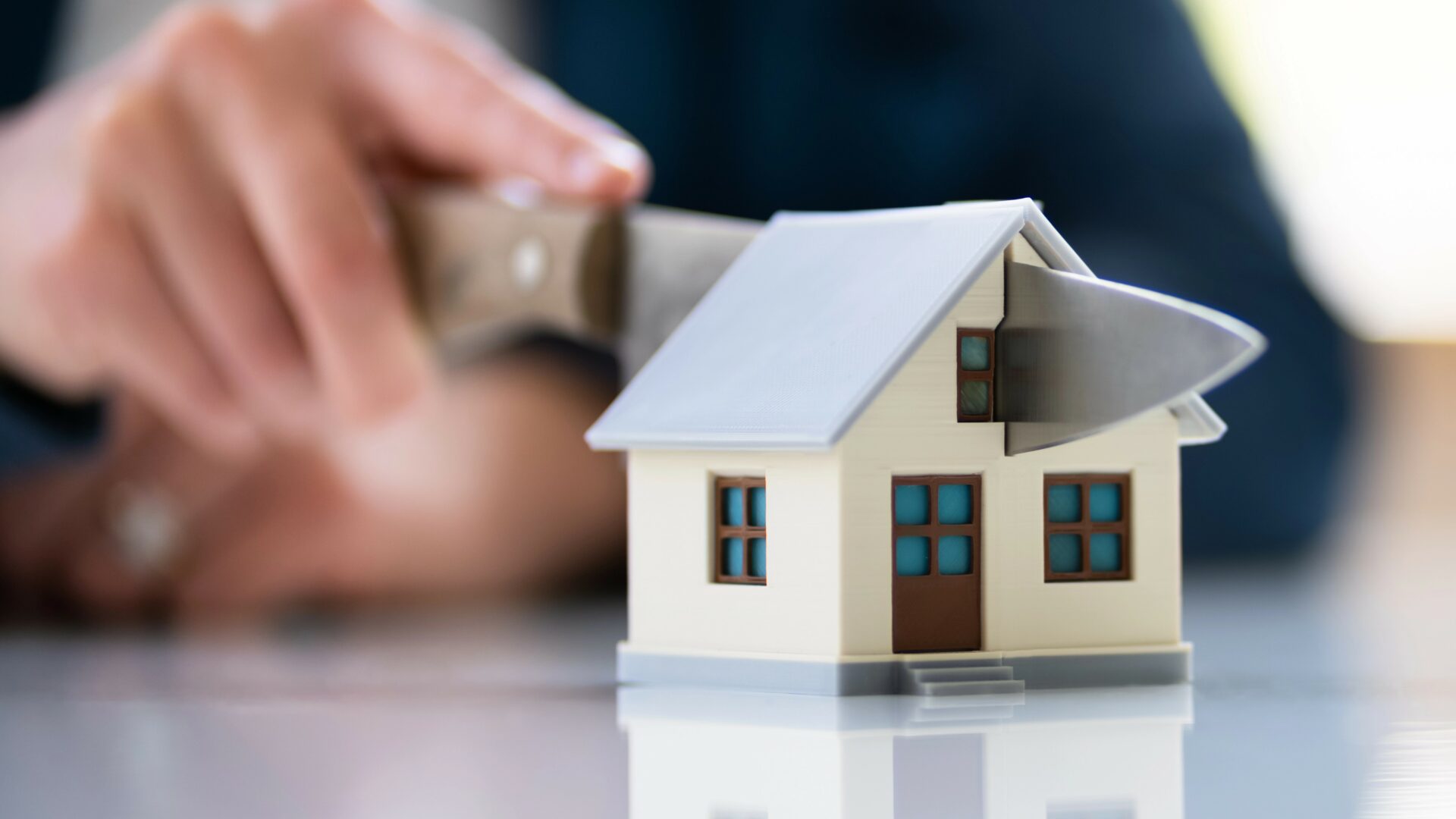 Vlastnictví nemovitosti je zpravidla důvodem k radosti, ale společný majetek s dalšími spoluvlastníky se nezřídka může proměnit v černou můru. Ilustrační foto: Depositphotos.com