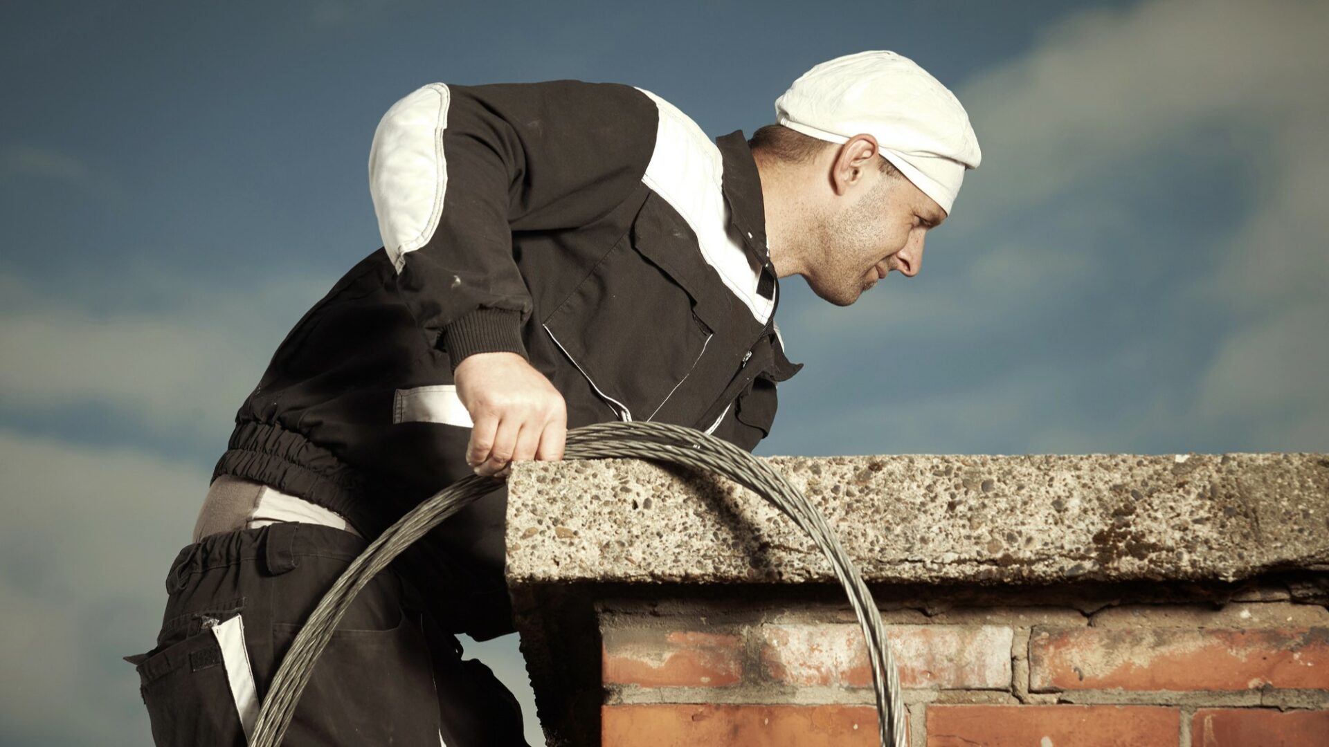 Ať už topíte plynem, dřevem nebo uhlím, je nutné nechat komín odborně vyčistit. Kominík by měl podle zákona provést kontrolu komína alespoň jednou ročně. Ilustrační foto: Depositphotos.com