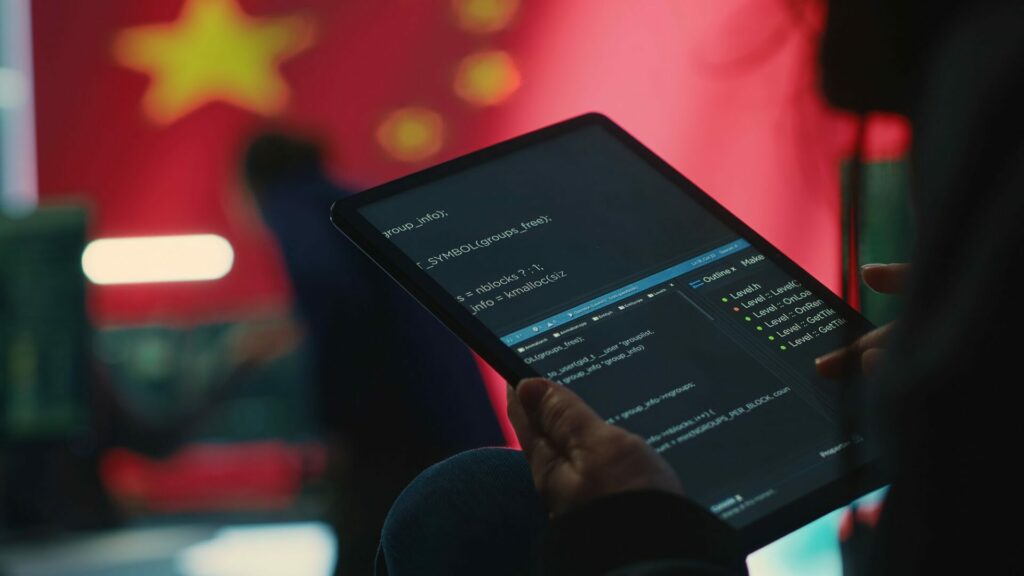 V telekomunikacích je přísně zakázáno používat komponenty některých čínských výrobců kvůli obavám z kybernetických hrozeb, toto však neplatí u solárních elektráren a bateriových úložišť. Ilustrační foto: Depositphotos.com