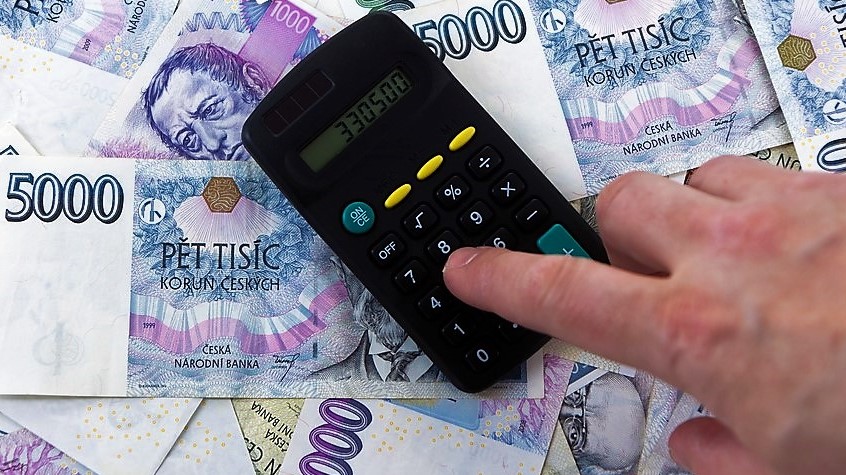 Poměr přiznaného starobního důchodu vůči průměrné mzdě za odpracované roky s rostoucím příjem značně klesá. Ilustrační foto: Depositphotos.com