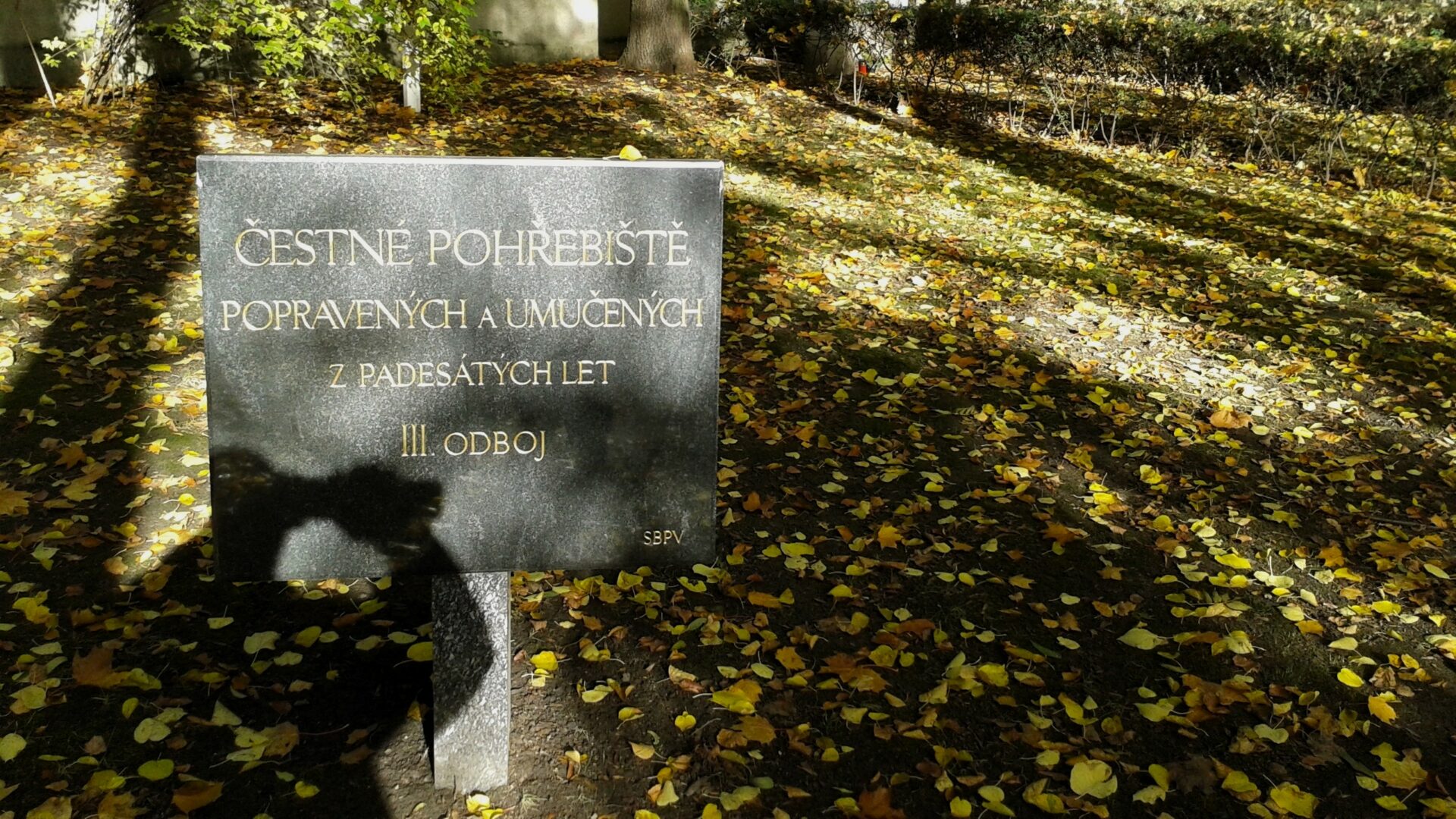 Pietní místo na hřbitově v pražských Ďáblicích. Ilustrační foto: Mojmir Churavy – Vlastní dílo, CC BY-SA 4.0, https://commons.wikimedia.org/w/index.php?curid=44904871