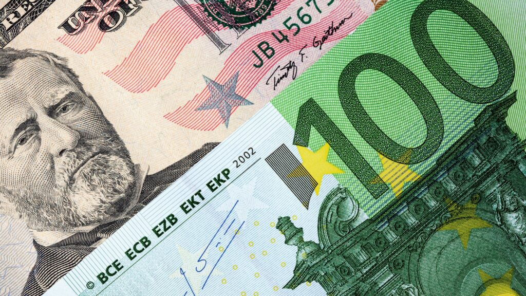 Euro ve středu proti dolaru lehce ztrácelo. Ilustrační foto: Depositphotos.com