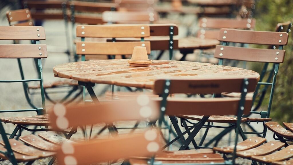 Když prší, v restauracích v létě počítají ztráty. Ilustrační foto: Pixabay.com