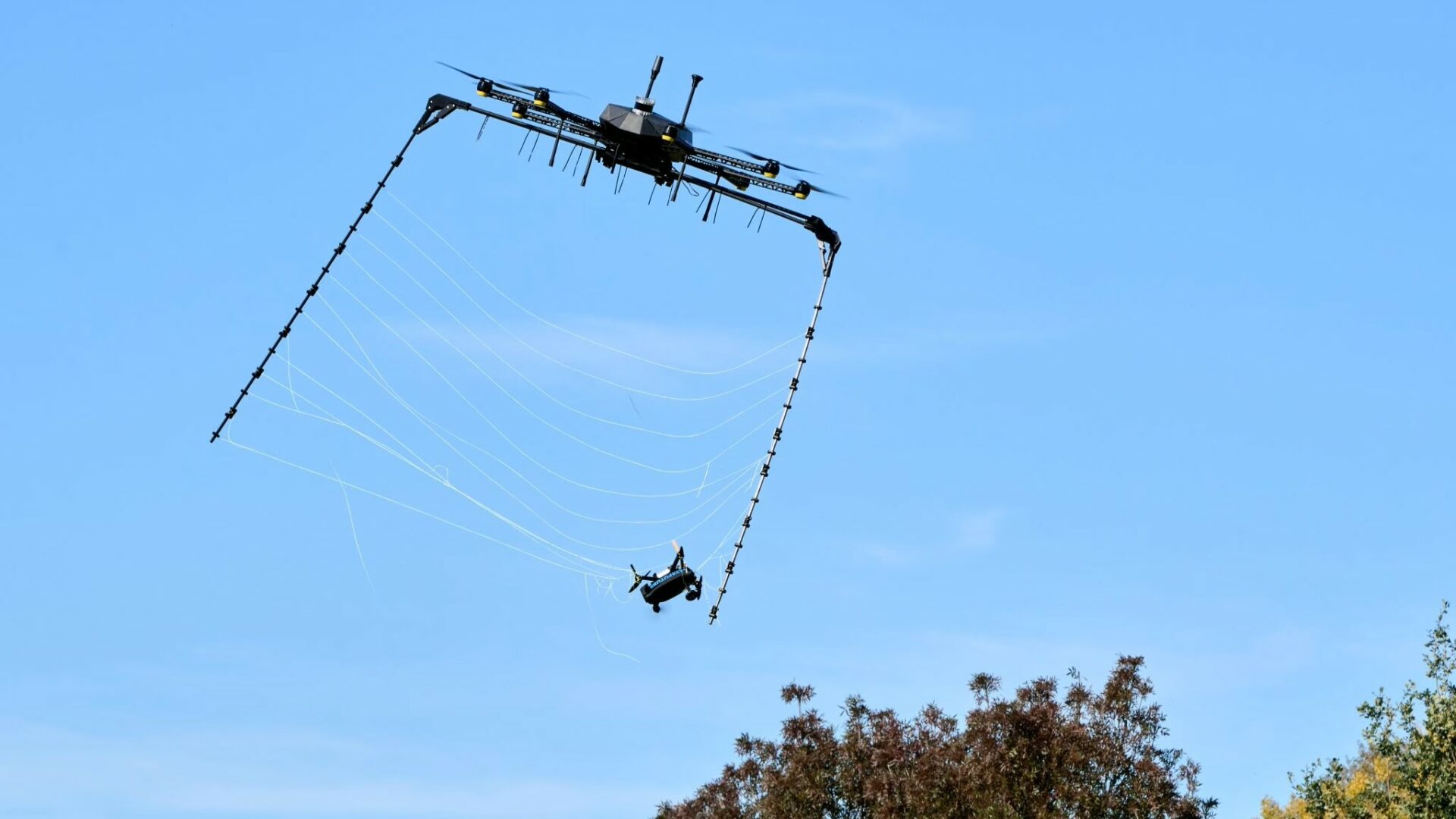 Český „lovec dronů“ chytá bezpilotní letouny do sítě. Foto: Fly4Future