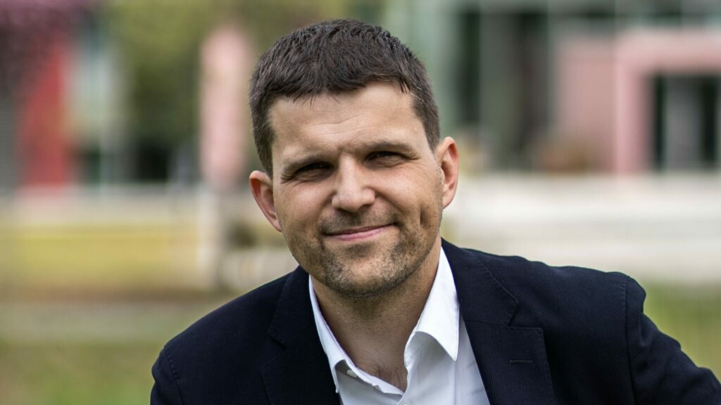 Česká vláda v úterý pohořela se záměrem zastropovat cenu povolenky pro domácnosti, EU ETS2, na nominální úrovní 45 eur. Tento záměr už v létě deklaroval ministr životního prostředí Petr Hladík. Ilustrační foto: Poldabel21 – Vlastní dílo, CC BY-SA 4.0, https://commons.wikimedia.org/w/index.php?curid=141168380