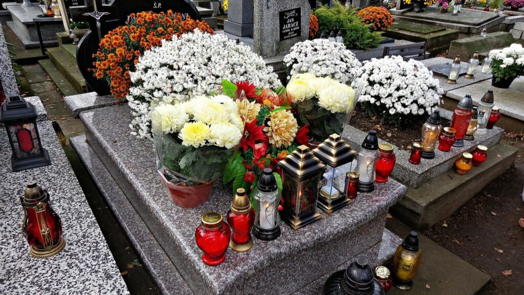 Letošní výzdobu na hroby lze oproti loňsku pořídit levněji. Ilustrační foto: Pixabay.com