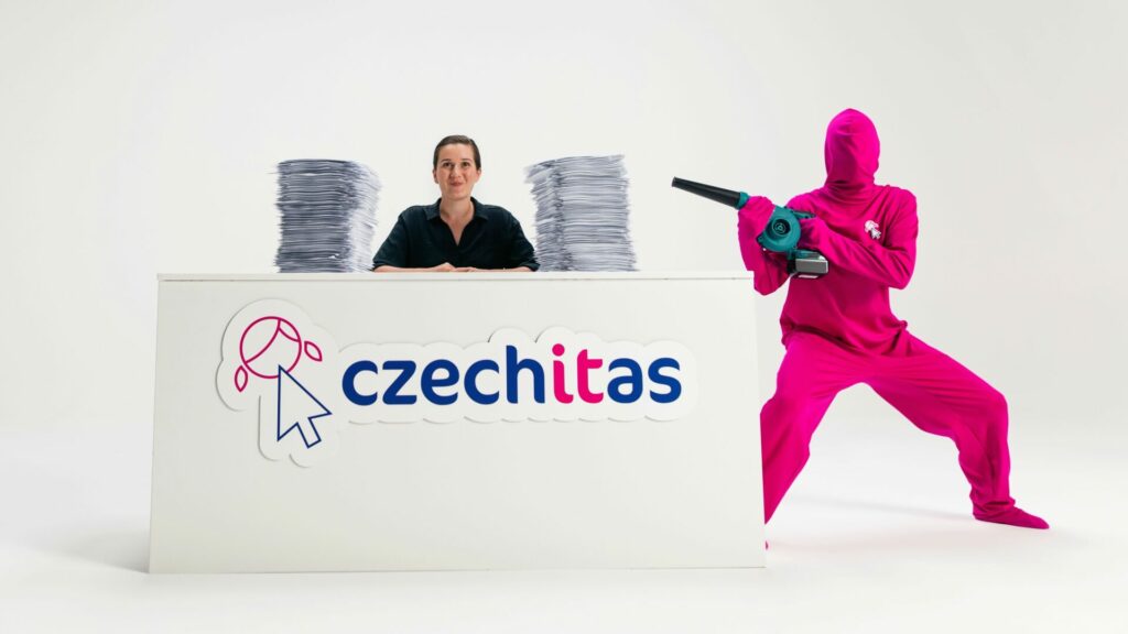 Nezisková organizace Czechitas, která už dvanáctým rokem pomáhá ženám získávat digitální a IT dovednosti, spouští svou první ucelenou brandovou kampaň. Foto: Czechitas