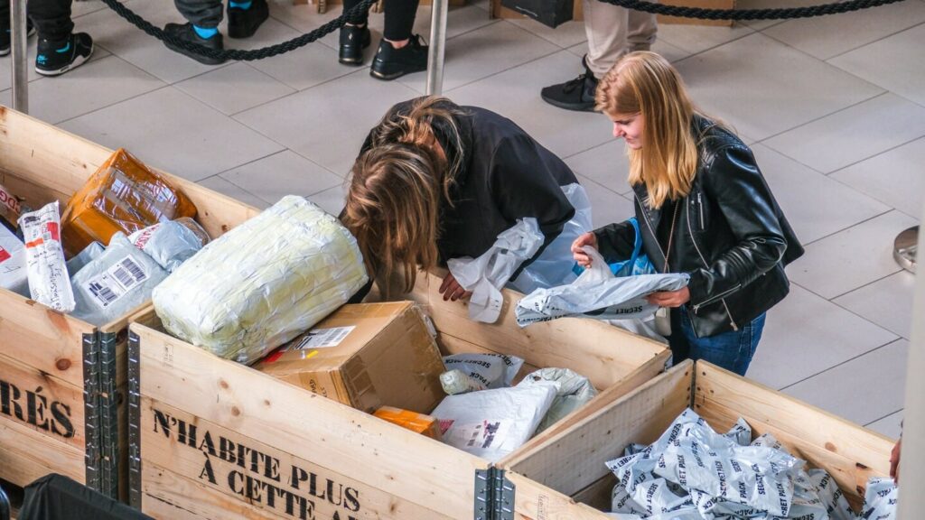 Co se skrývá uvnitř? Na výběr balíčků má kupující deset minut. Ilustrační foto: King Colis