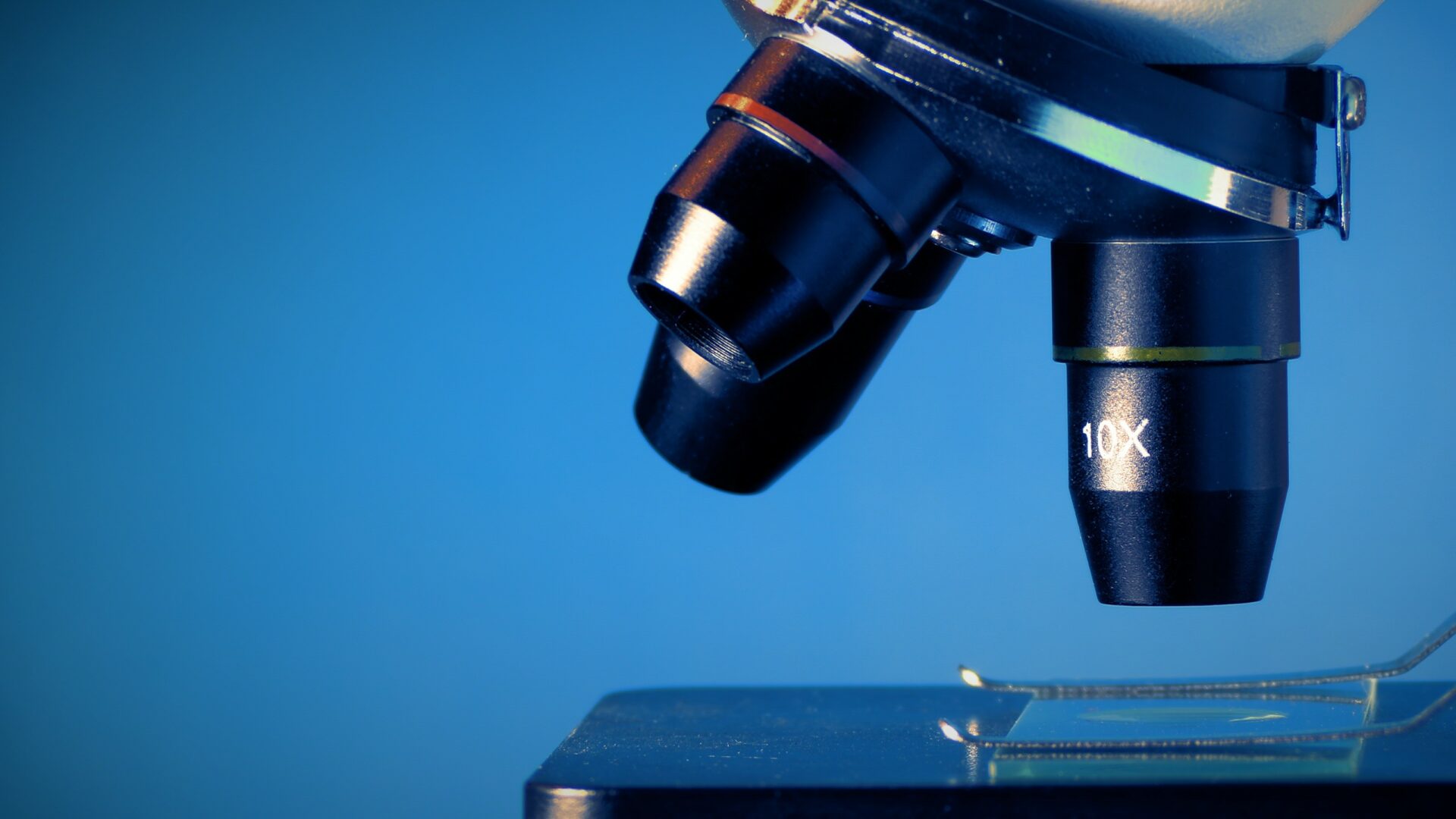 Nejrazantnější zhoršení statistický úřad zaznamenal u exportu počítačů a elektronických a optických přístrojů. Ilustrační foto: Pixabay.com