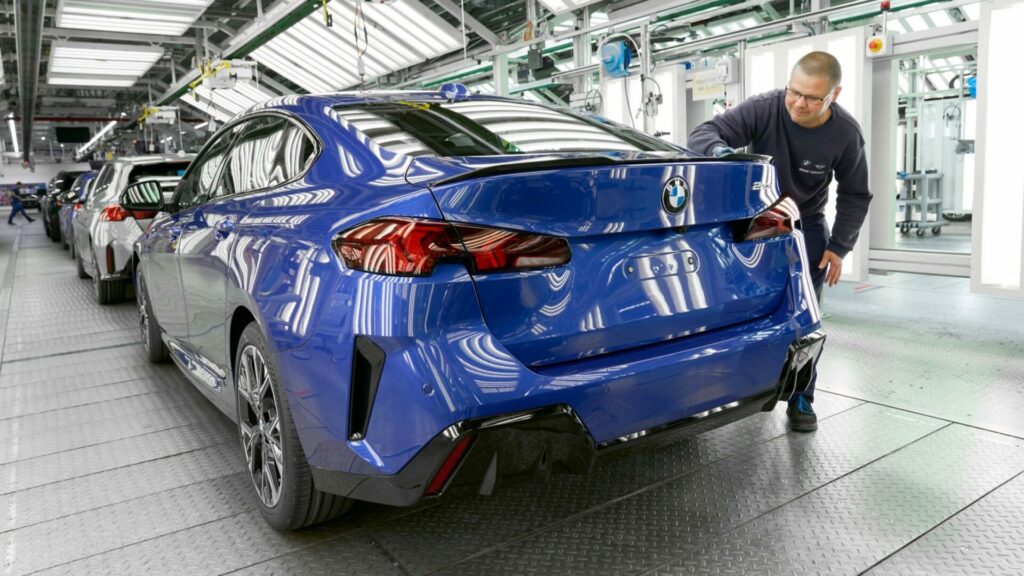 Výkon německého průmyslu v srpnu negativně ovlivnily odstávky tamních automobilek. Ilustrační foto: BMW