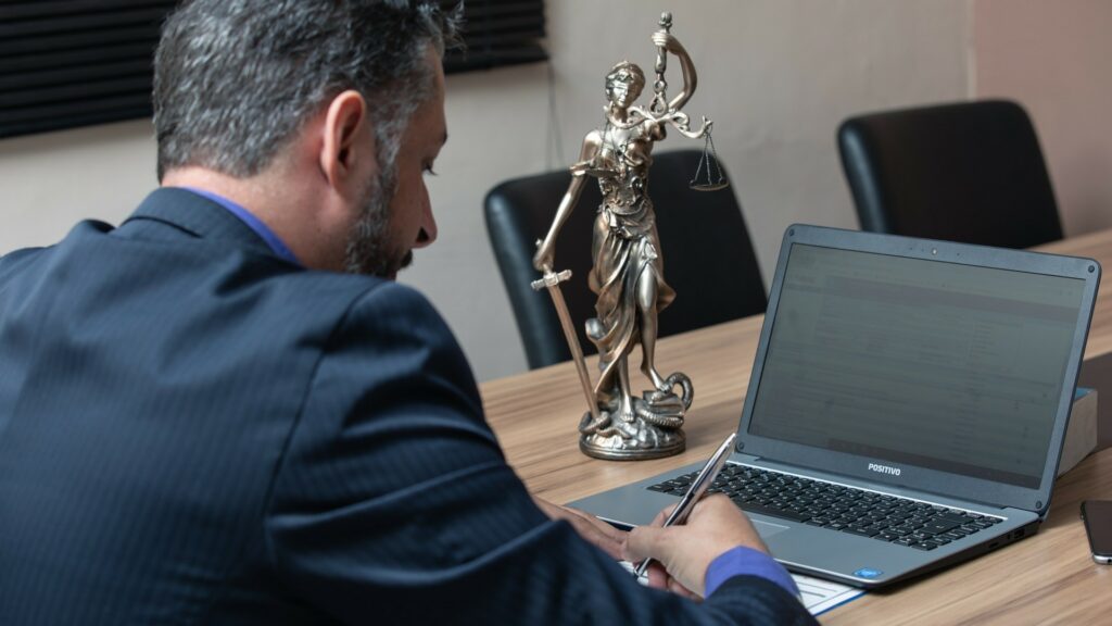 Lidé si mohou snadno ověřit, zda je jejich advokát oprávněn úschovu provést. Seznam je veřejně dostupný na webu České advokátní komory a pravidelně aktualizovaný. Ilustrační foto: Pixabay.com