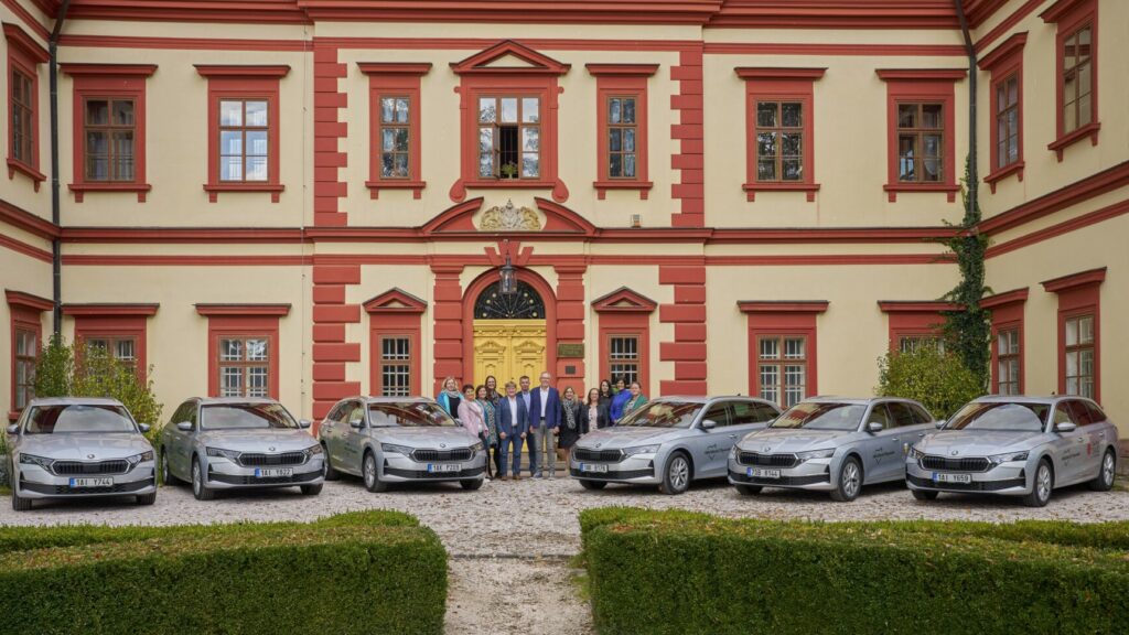 Škoda Auto podporuje regionální sociální služby od roku 2018. Letos předala vybraným zařízením celkem 20 vozů Škoda. Foto: Škoda Auto