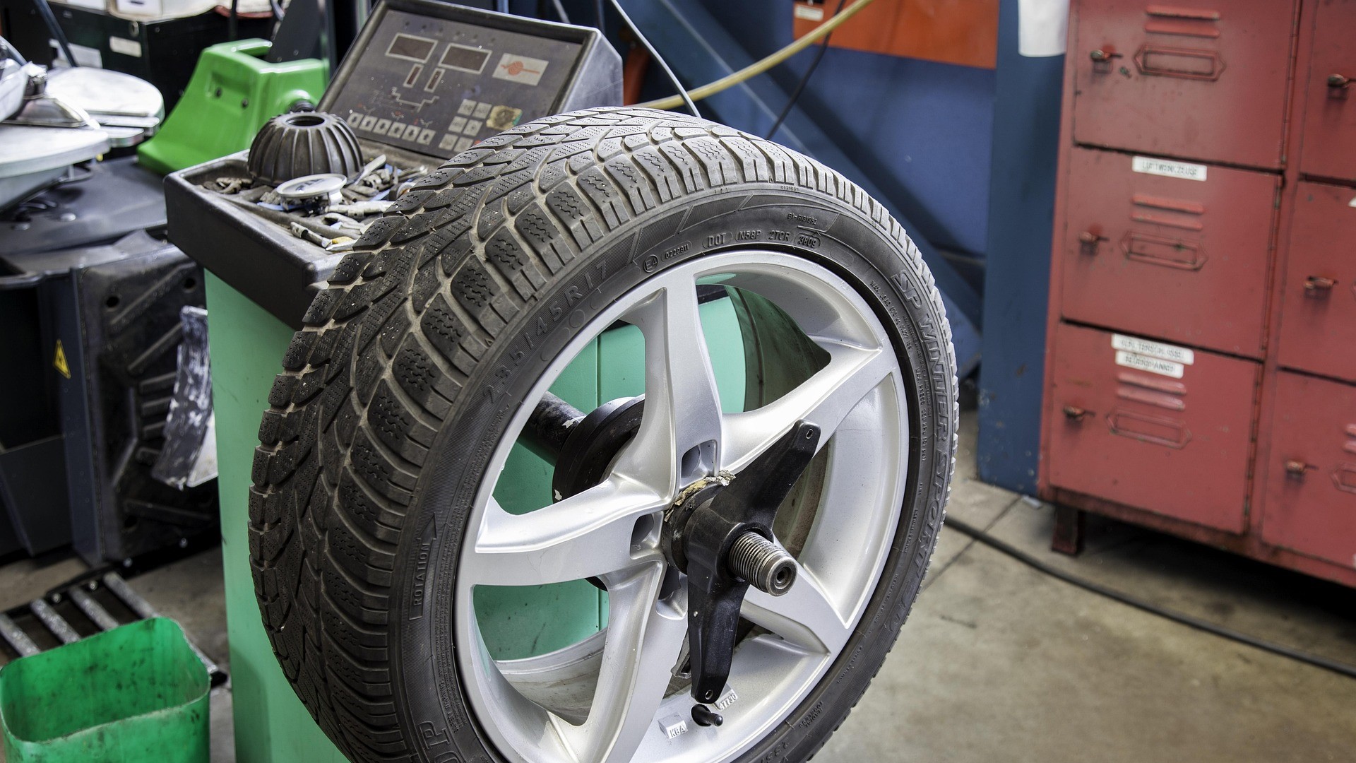 I když služeb pneuservisu nevyužíváte, měli byste zde alespoň jednou za dva roky nechat překontrolovat optimální vyvážení pneumatik. Ilustrační foto: Pixabay.com