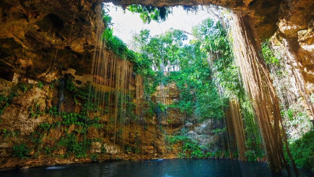 Cenoty, které najdete výhradně na poloostrově Yucatán, jsou přírodní propadliny odhalující spletité podzemní řeky. Ilustrační foto: Shutterstock