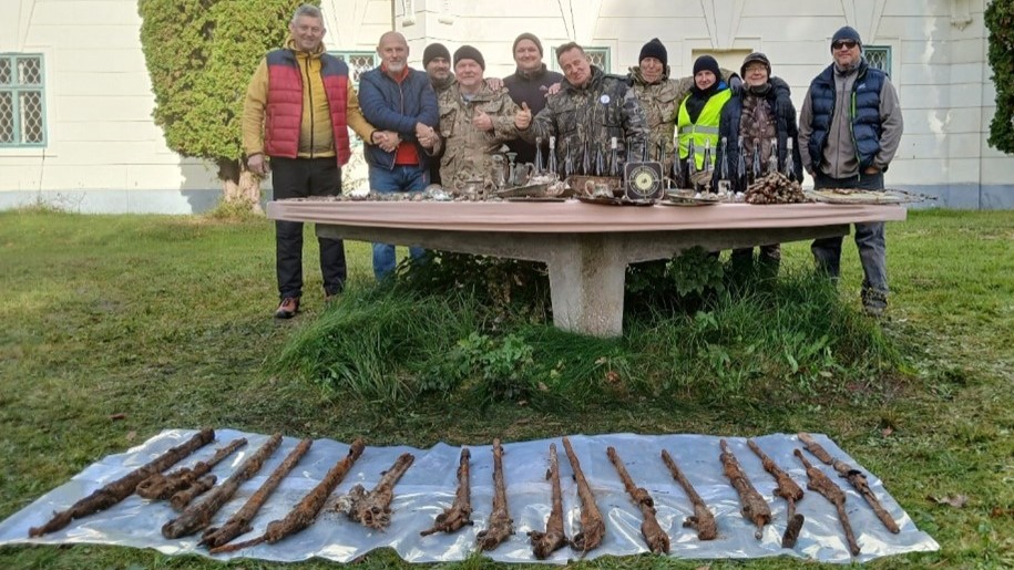 Spolek Lokace Artefaktů společně s ředitelem Dětského domova Jablonné v Podještědí – Vlastimilem Faltýnkem a starostou obce Jablonné v Podještědí – Jiřím Rýdlem během předávání pokladu. Foto: Lokace Artefaktů