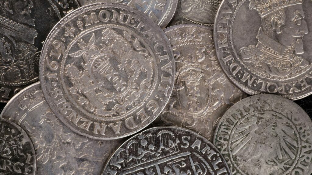 Zatímco středověký panovník nechal razit mince z tenčí slitiny, dnešní vlády a centrální banky „razí“ nové peníze elektronicky. Ilustrační foto: Depositphotos.com