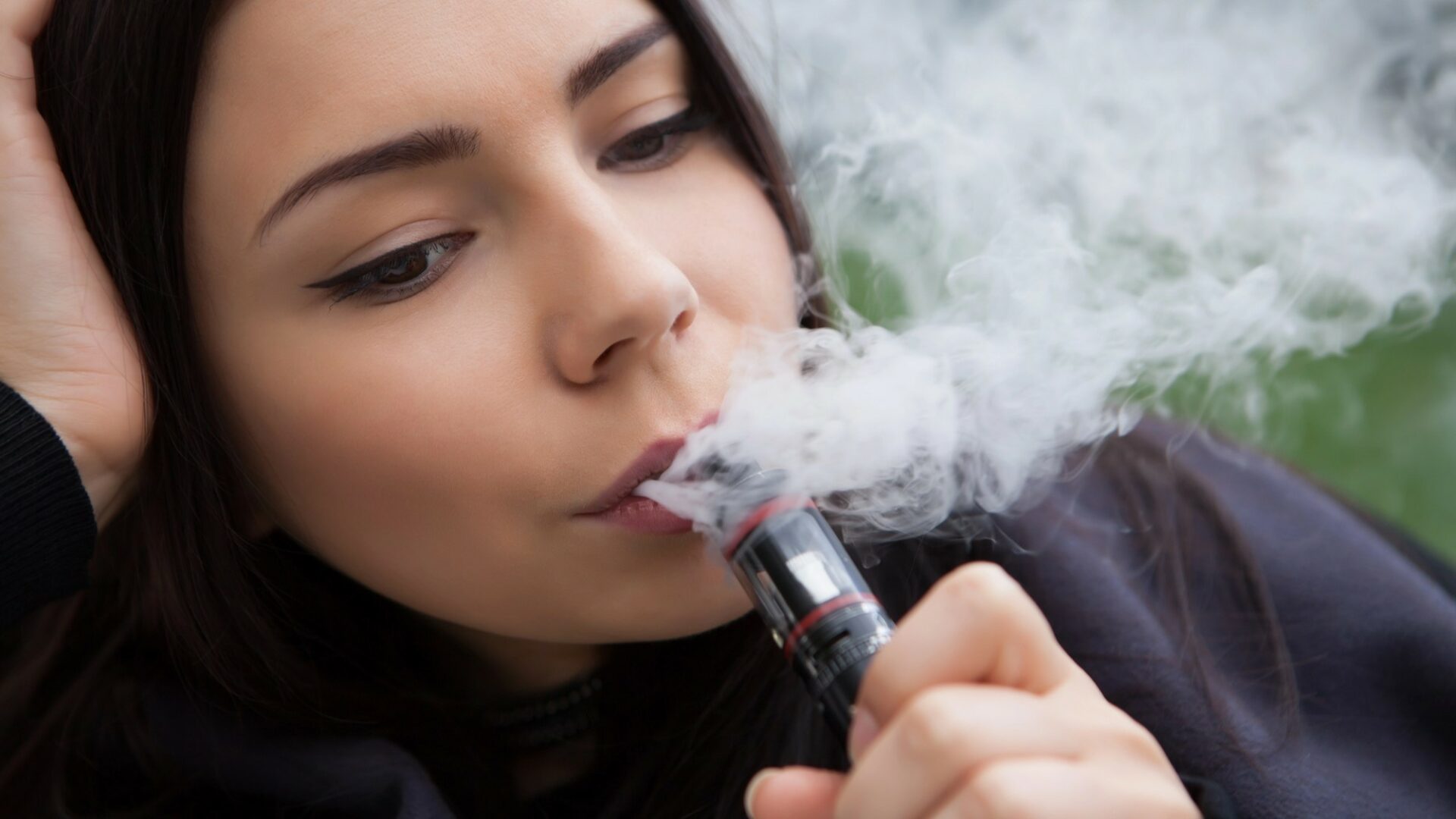 Vapování patří mezi nové závislosti mezi mladými. Ilustrační foto: Depositphotos.com