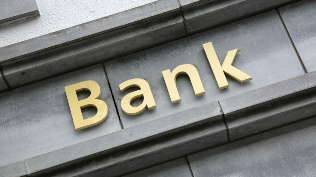 Hypotéky banky poskytují na mnoho let dopředu, jakékoliv výkyvy se proto do jejich úroků promítnou se zpožděním a to ještě ne úplně zcela. Ilustrační foto: Depositphotos.com