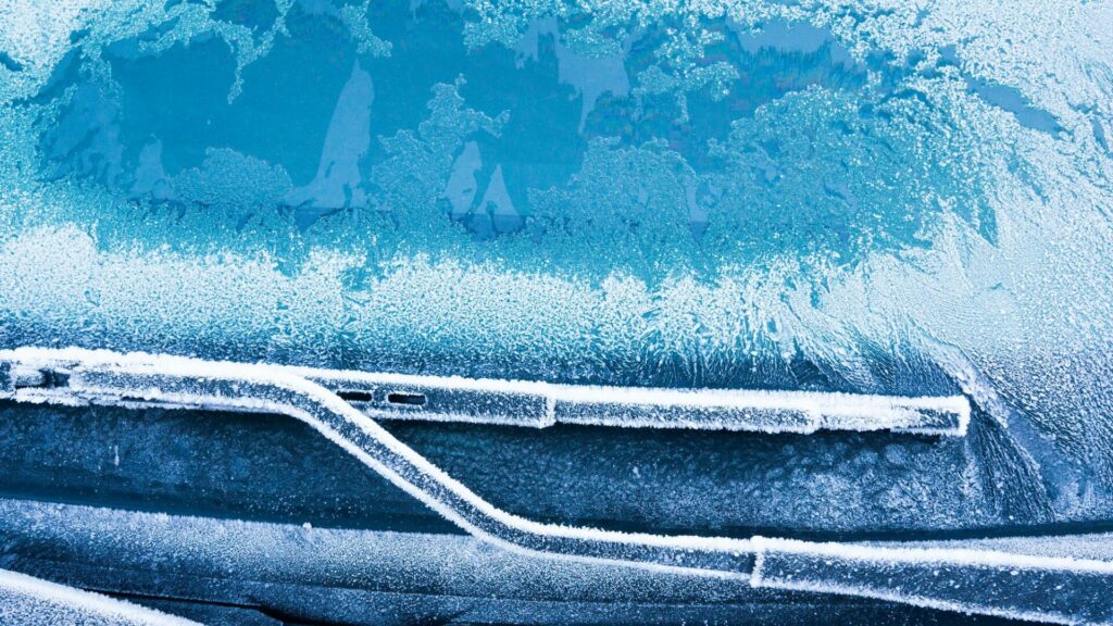 Velkou výhodou mnoha elektroaut je možnost odmrazení oken na dálku. Ilustrační foto: Depositphotos.com