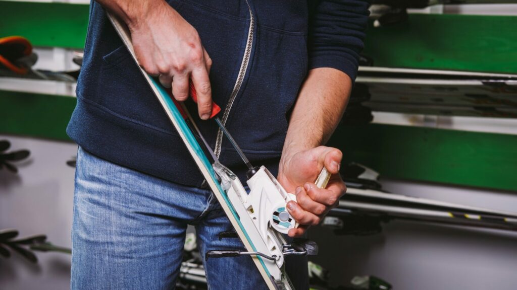 Nejen auto, ale také lyže před zimou vyžadují naši péči. Bude složitější a dražší, pokud jsme po loňské sezoně uskladnění trochu odbyli. Ilustrační foto: Depositphotos.com