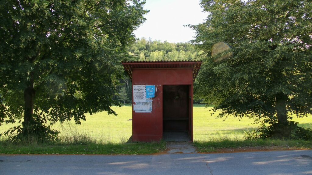 Více než polovina Čechů k nejbližší zastávce veřejné dopravy dojít jeden až dva kilometry. Ilustrační foto: Depositphotos.com