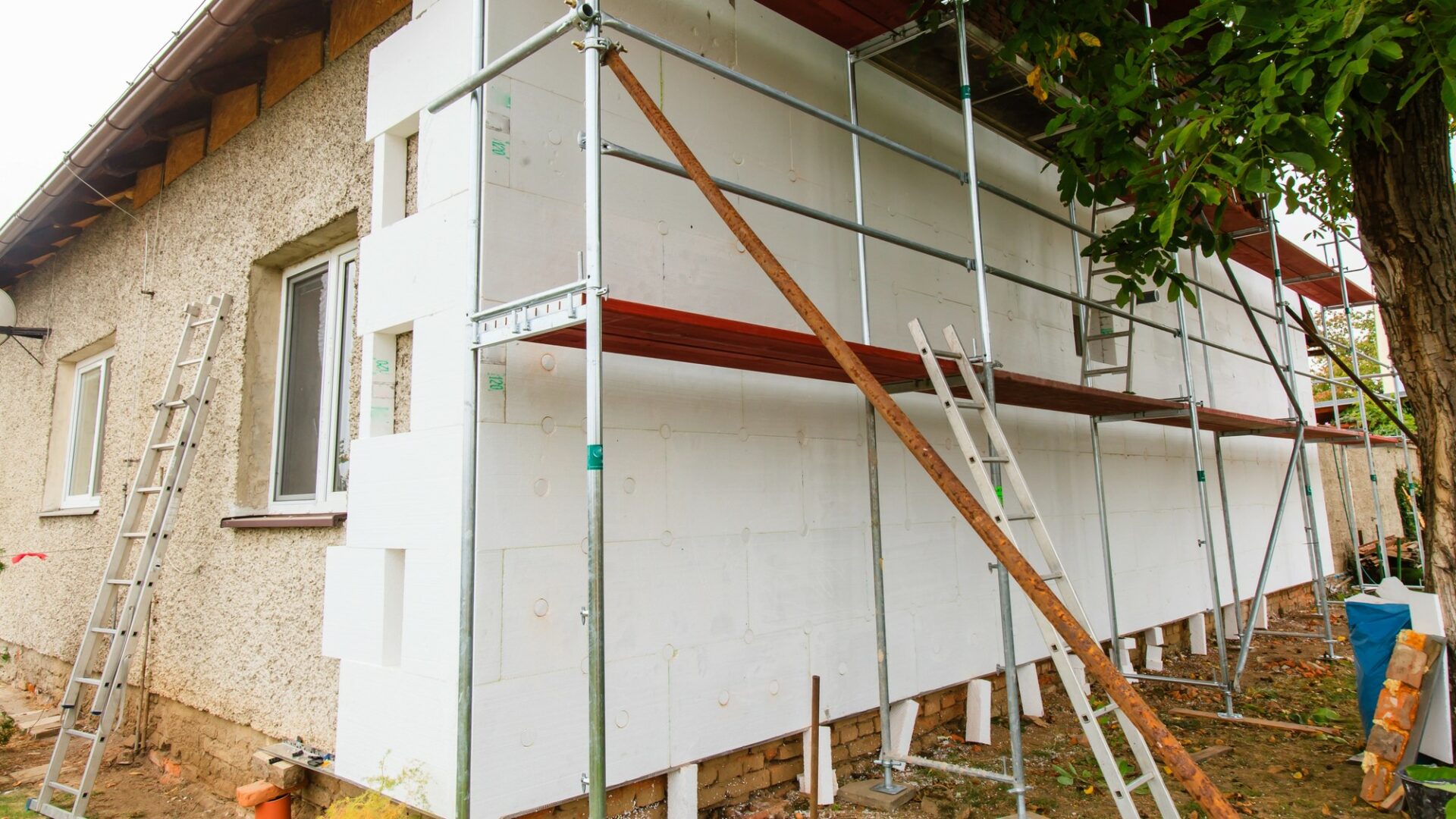 Komplexní renovace jsou jednou z cest, jak pozitivně ovlivnit dostupnost bydlení. Ilustrační foto: Depositphotos.com