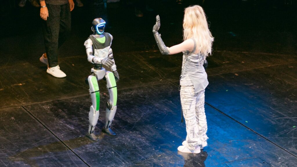 Celým dnem již tradičně prováděla mladá moderátorka Tilly Lockey, britská ambasadorka společnosti Open Bionics, známá jako „dívka s bionickými pažemi“. Foto: Adéla Merklová