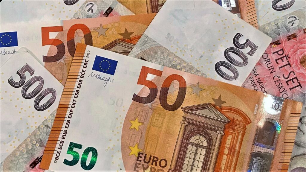 Kurz tuzemské měny v průběhu minulého týdne zůstal poměrně stabilní, když se pohyboval v úzkém pásmu 24,30 až 24,40 CZK/EUR. Ilustrační foto: Depositphotos.com