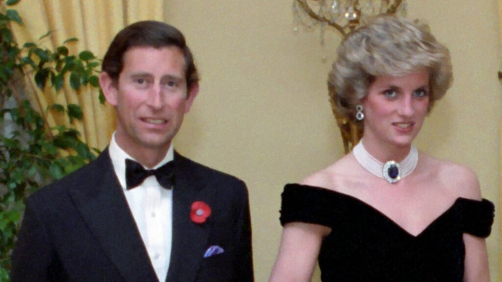 Princezna Diana měla na sobě „šaty pomsty“ už v roce 1985 během návštěvy u amerického prezidenta Ronalda Reagana. Zdroj: Series: Reagan White House Photographs, 1/20/1981 - 1/20/1989Collection: White House Photographic Collection, 1/20/1981 - 1/20/1989 – https://catalog.archives.gov/id/75854413, Volné dílo, https://commons.wikimedia.org/w/index.php?curid=124425203