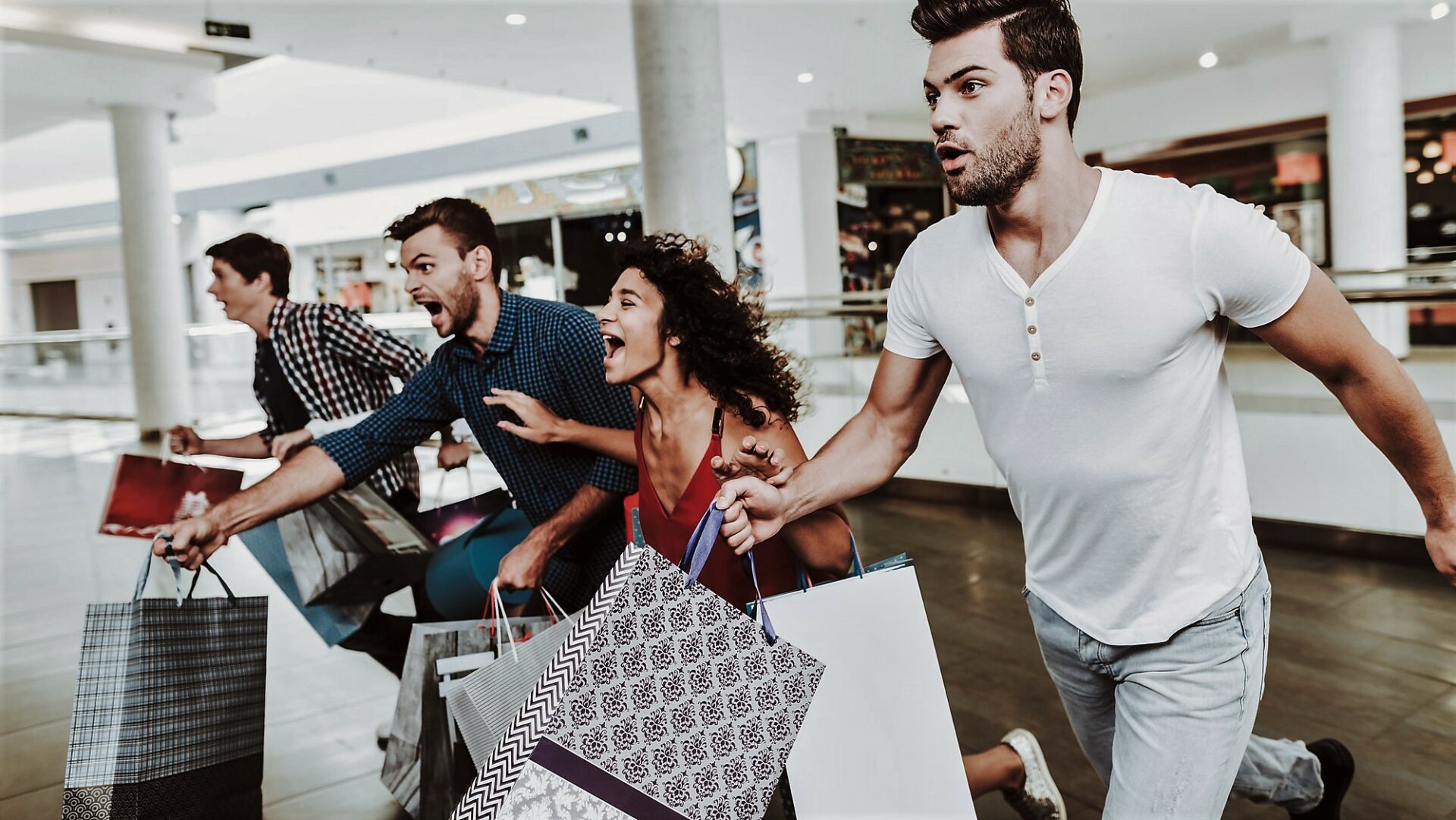 Období předvánočního slevového šílenství je tady. Obchodníci se předhánějí ve výši slev, v jejich prezentaci mají ale ruce svázané zákonem. Ilustrační foto: Depositphotos.com