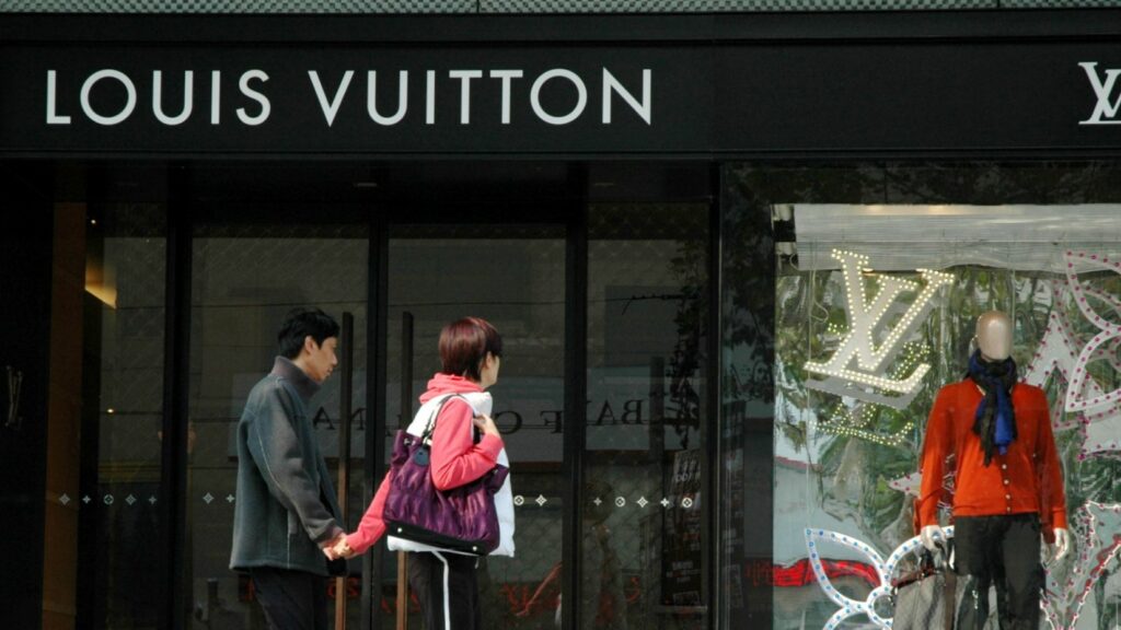 Ekonomické zpomalení, vysoká nezaměstnanost a problémy realitního trhu způsobily, že vyšší střední třída Číňanů, která dříve dominovala luxusnímu sektoru, snížila své výdaje. Ilustrační foto: Depositphotos.com