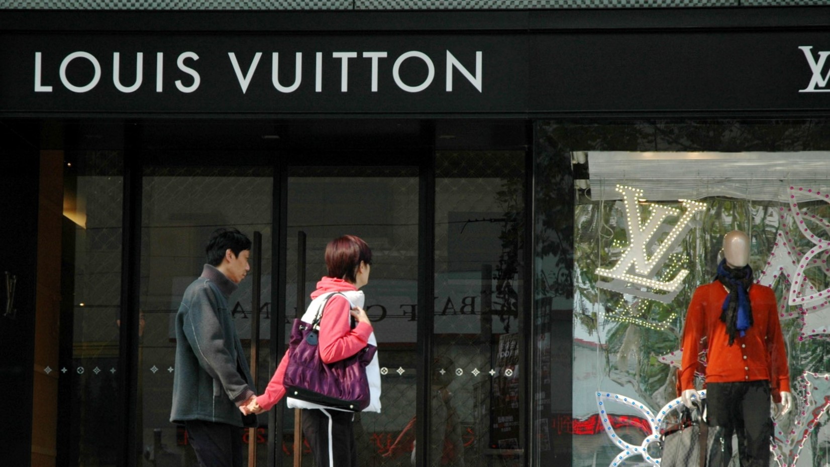 Ekonomické zpomalení, vysoká nezaměstnanost a problémy realitního trhu způsobily, že vyšší střední třída Číňanů, která dříve dominovala luxusnímu sektoru, snížila své výdaje. Ilustrační foto: Depositphotos.com