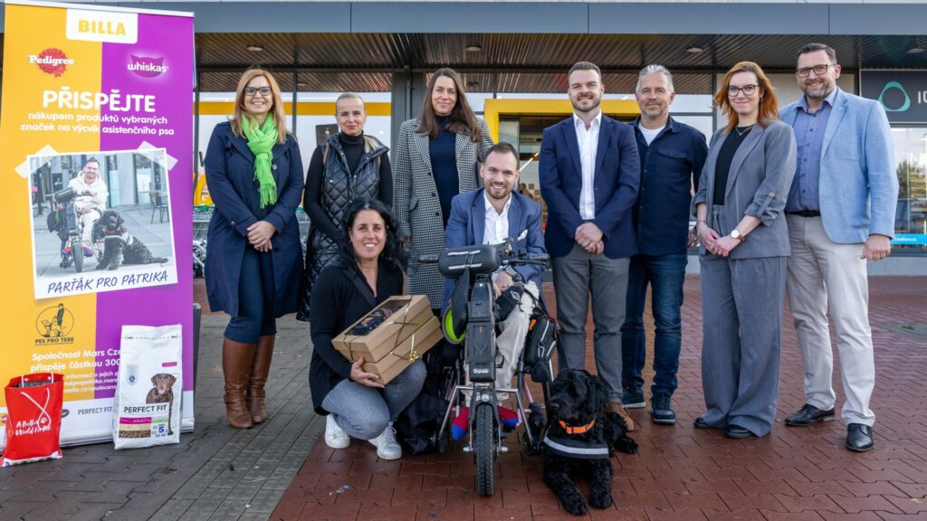 Výcvik asistenčního psa je velmi nákladný a bez podpory by celá finanční zátěž zůstala na Patrikovi. Foto: Billa