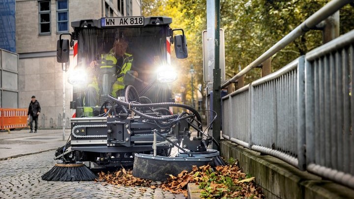 Městské služby obvykle plánují několik vln úklidu v závislosti na počasí a typu porostu. Ilustrační foto: Kärcher