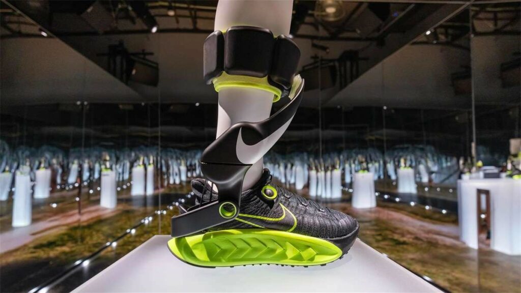 Revoluční novinka, kterou firma oznámila koncem října, má v rámci projektu Project Amplify přinést na trh první tenisky s pohonem. Foto: Nike