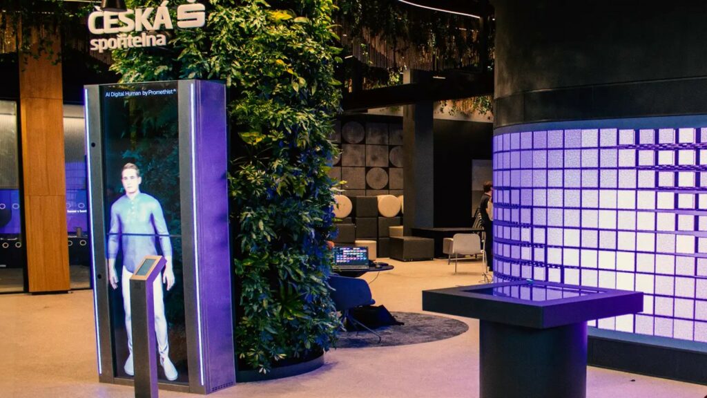 Nová pobočka Spořitelny v centru Prahy se na první pohled od těch běžných odlišuje – a nechybí ani virtuální Avatar. Foto: Česká spořitelna