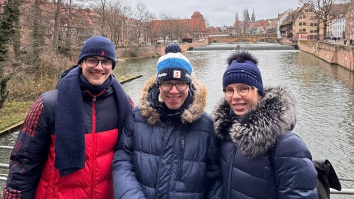 Václav (uprostřed) s maminkou a mladším bratrem. Foto: Archiv rodiny paní Kateřiny