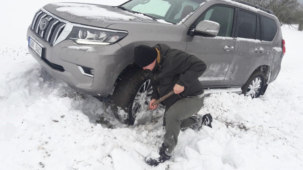 S prvním sněhem prudce roste počet pojistných událostí spojených s nedobrzděním nebo smykem. Řidiči často podcení podmínky, zejména když sníh leží jen lokálně. Ilustrační foto: faei.cz
