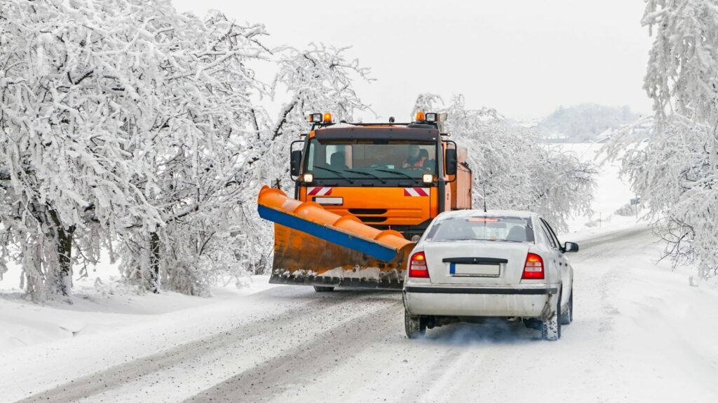 Špatná zpráva z hlediska dětských zimních radovánek a vánoční romantiky je dobrou zprávou alespoň pro silničáře a veřejné rozpočty. Ilustrační foto: Depositphotos.com